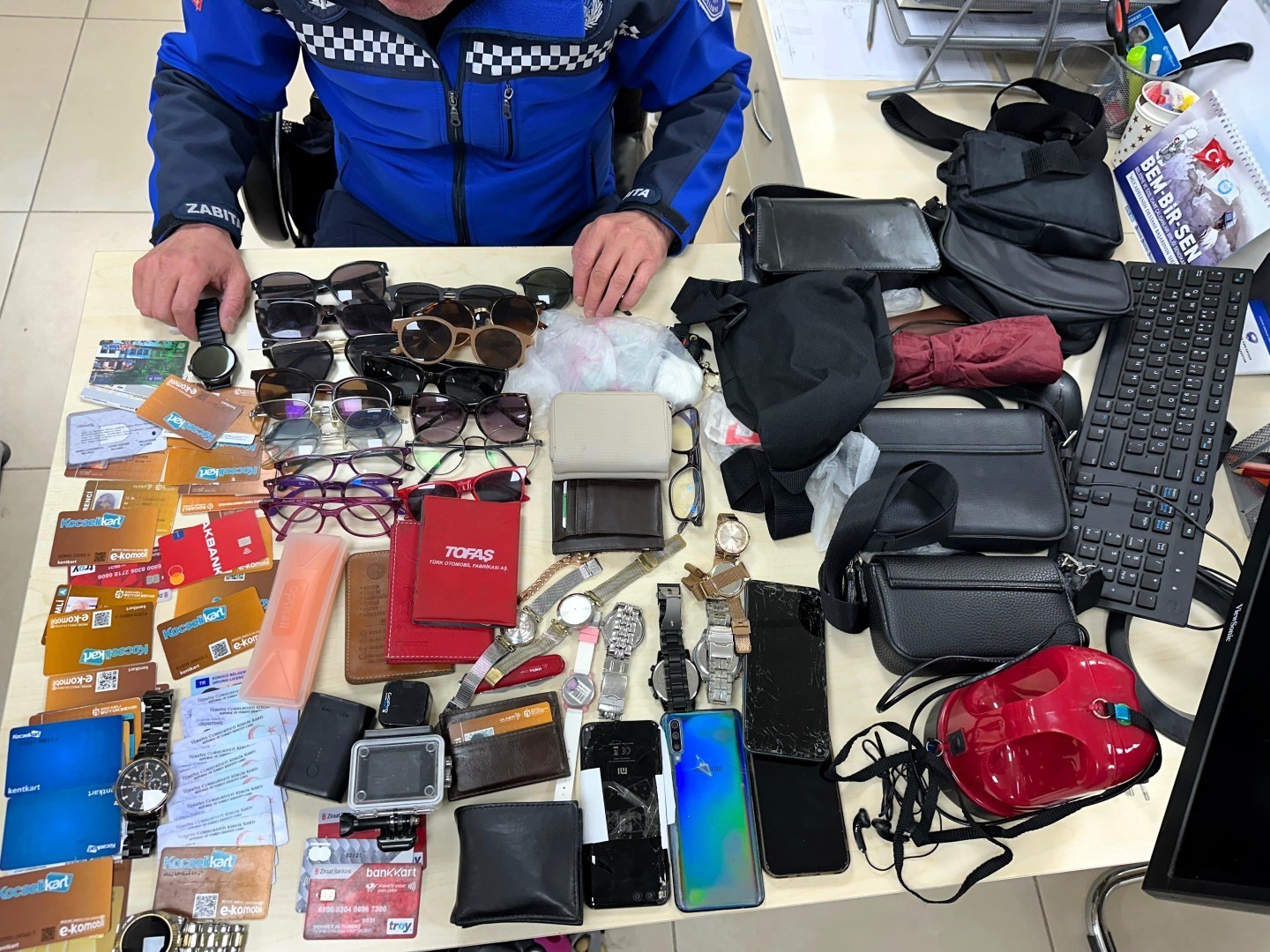 Kocaeli’de kayıp eşyalar "Alo 153" ile sahiplerini bekliyor
