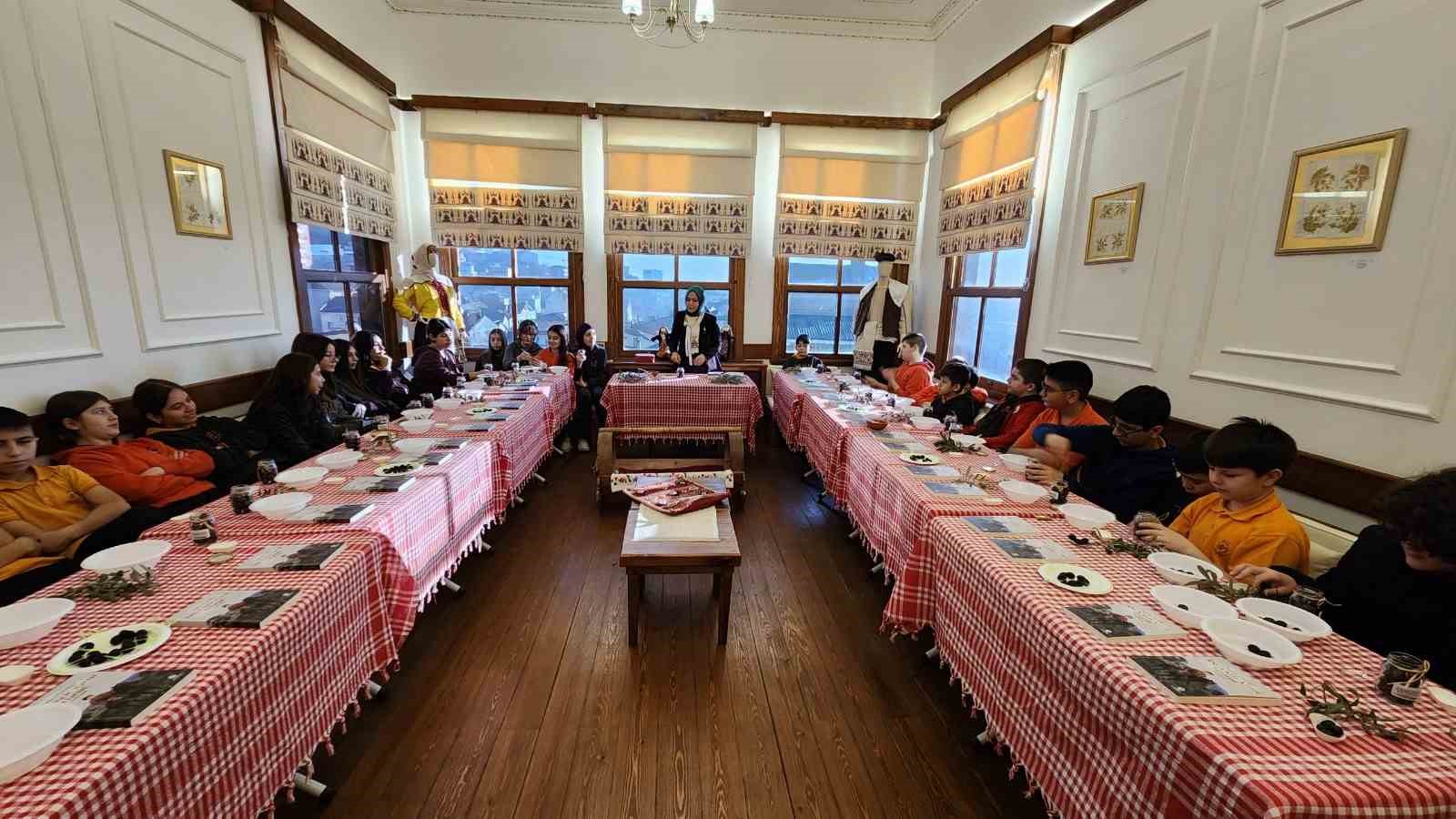 Minik eller taş değirmende buğday öğüttü, zeytin kurdu
