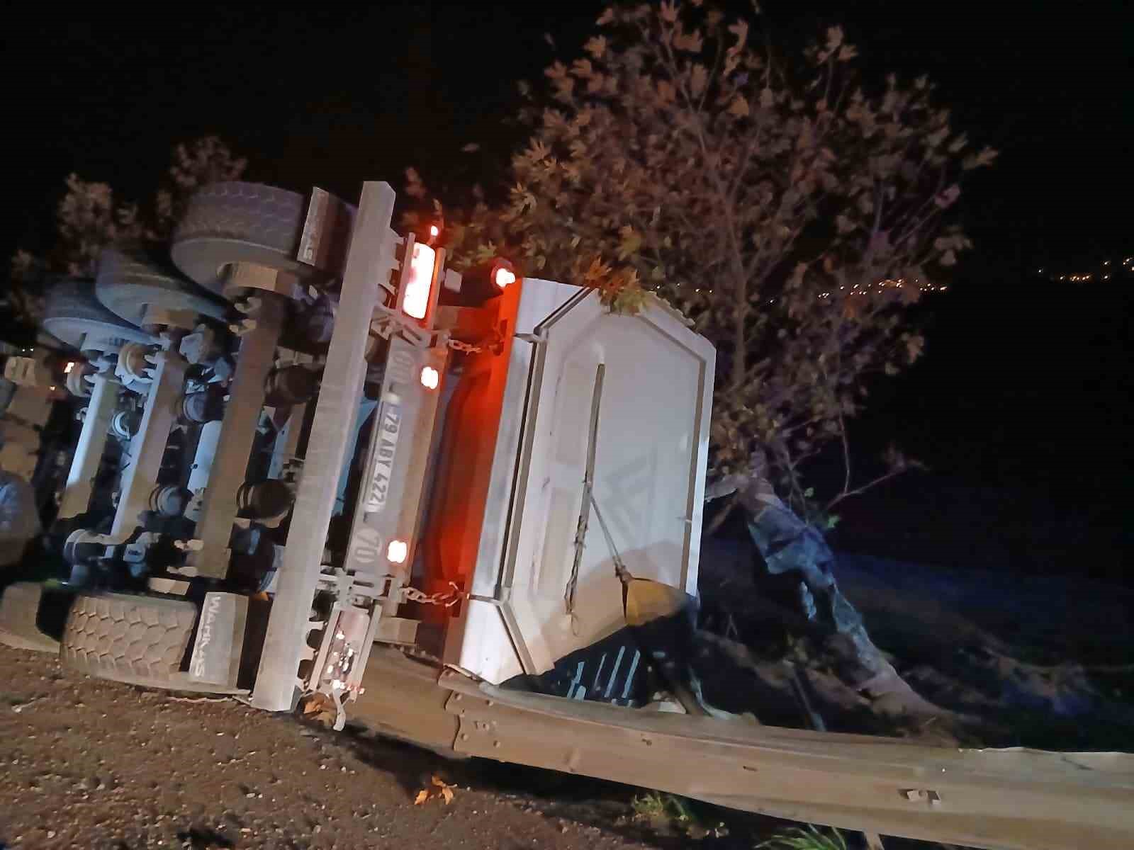Hassa&rsquo;da devrilen tırın s&uuml;r&uuml;c&uuml;s&uuml; yaralandı
