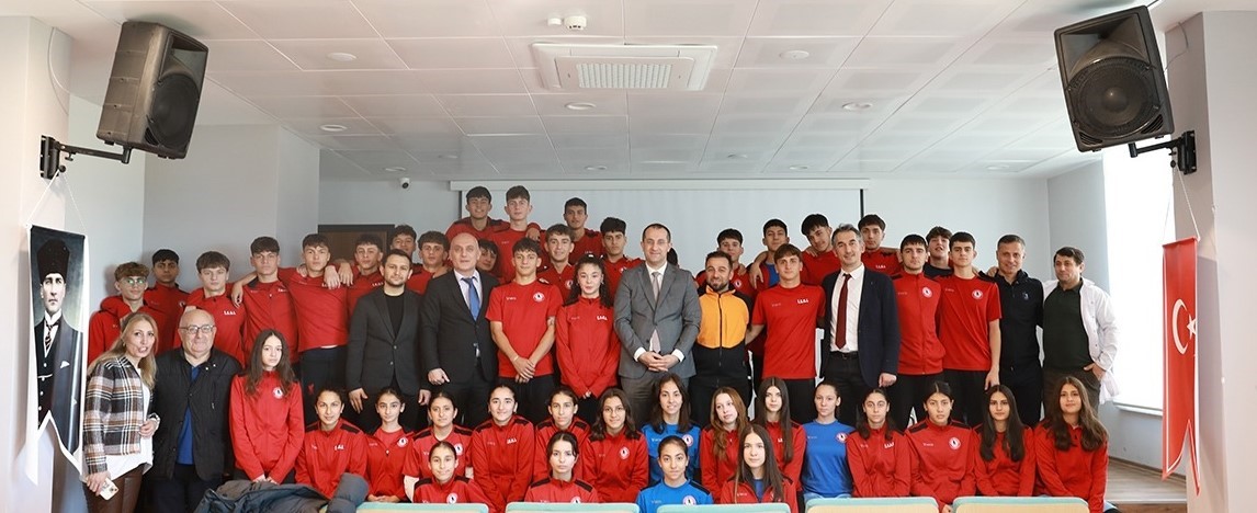 Akçaabat Belediye Başkanı Ekim, İbrahim Erdemoğlu Spor Lisesi öğrencileriyle buluştu