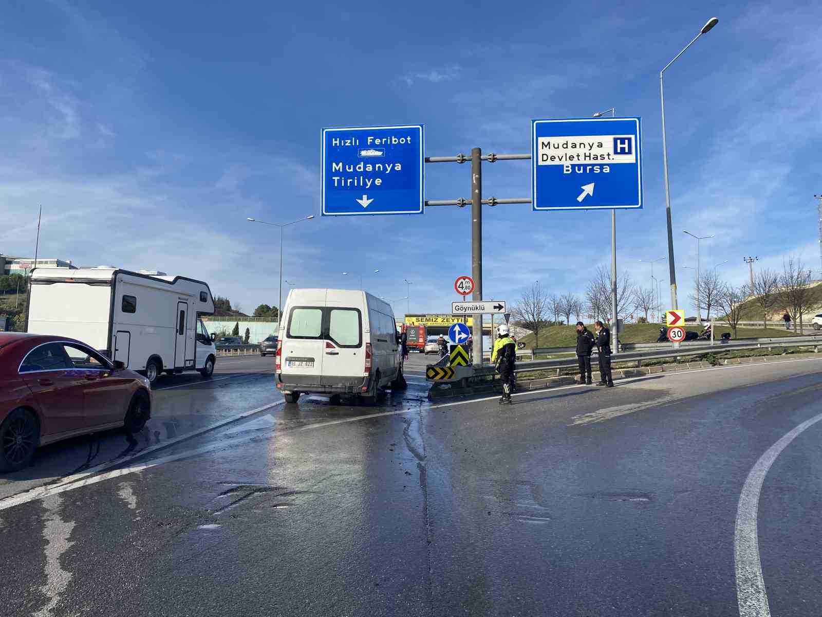 Bursa&rsquo;da minib&uuml;s yangını: BUSKİ Ekipleri yangının b&uuml;y&uuml;mesini &ouml;nledi
