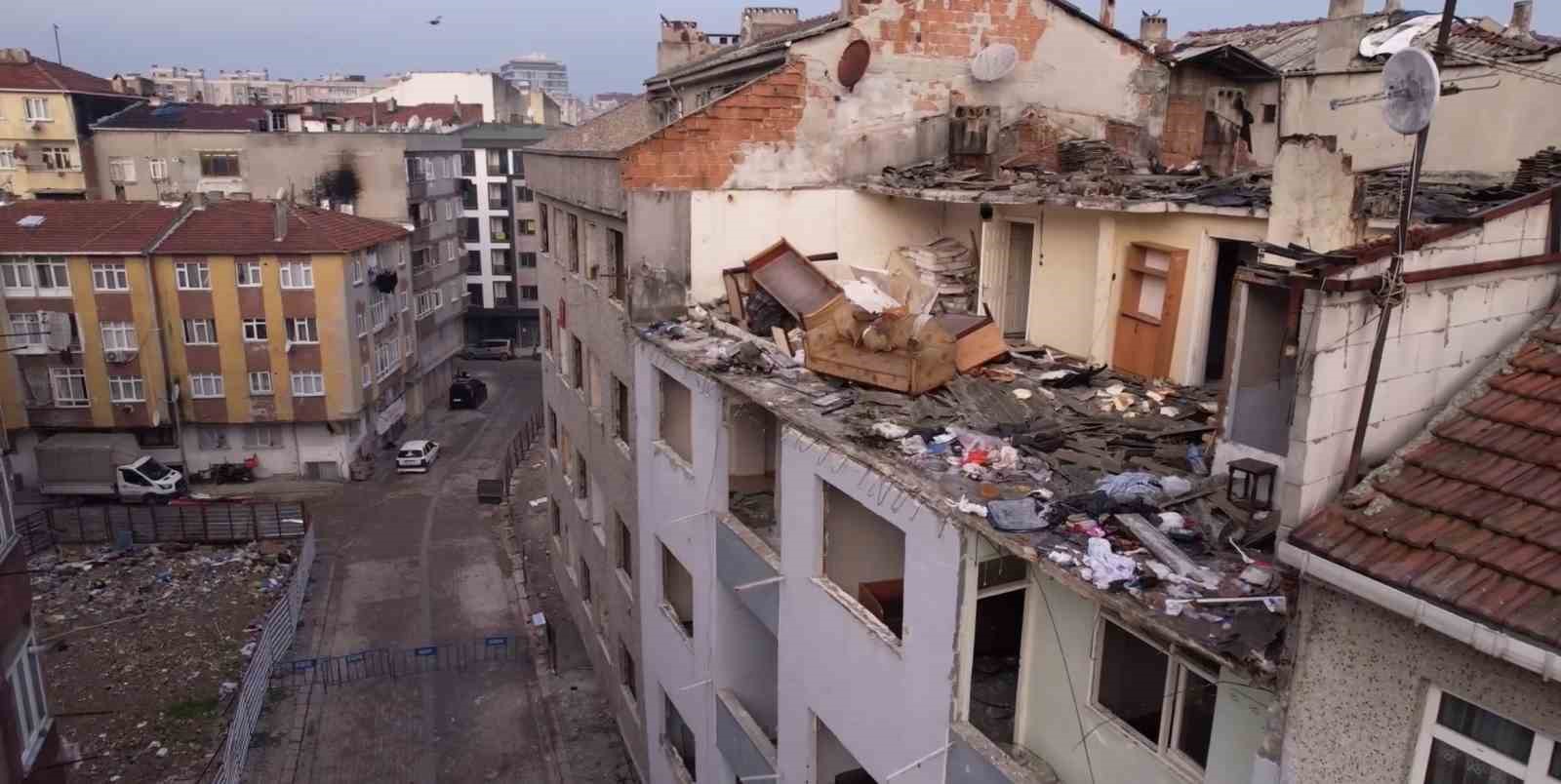Zeytinburnu’nda çatısı çöken bina havadan görüntülendi
