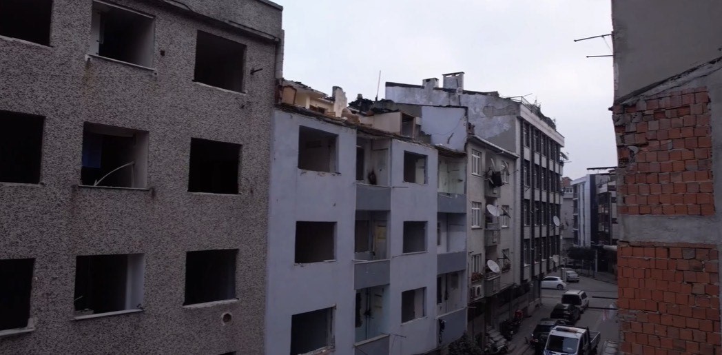 Zeytinburnu&rsquo;nda &ccedil;atısı &ccedil;&ouml;ken bina havadan g&ouml;r&uuml;nt&uuml;lendi
