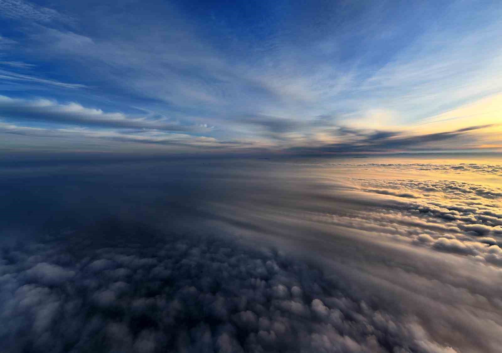İstanbul sisle kaplandı, bulutların &uuml;st&uuml;nde kartpostallık manzaraları g&ouml;r&uuml;nt&uuml;ledi
