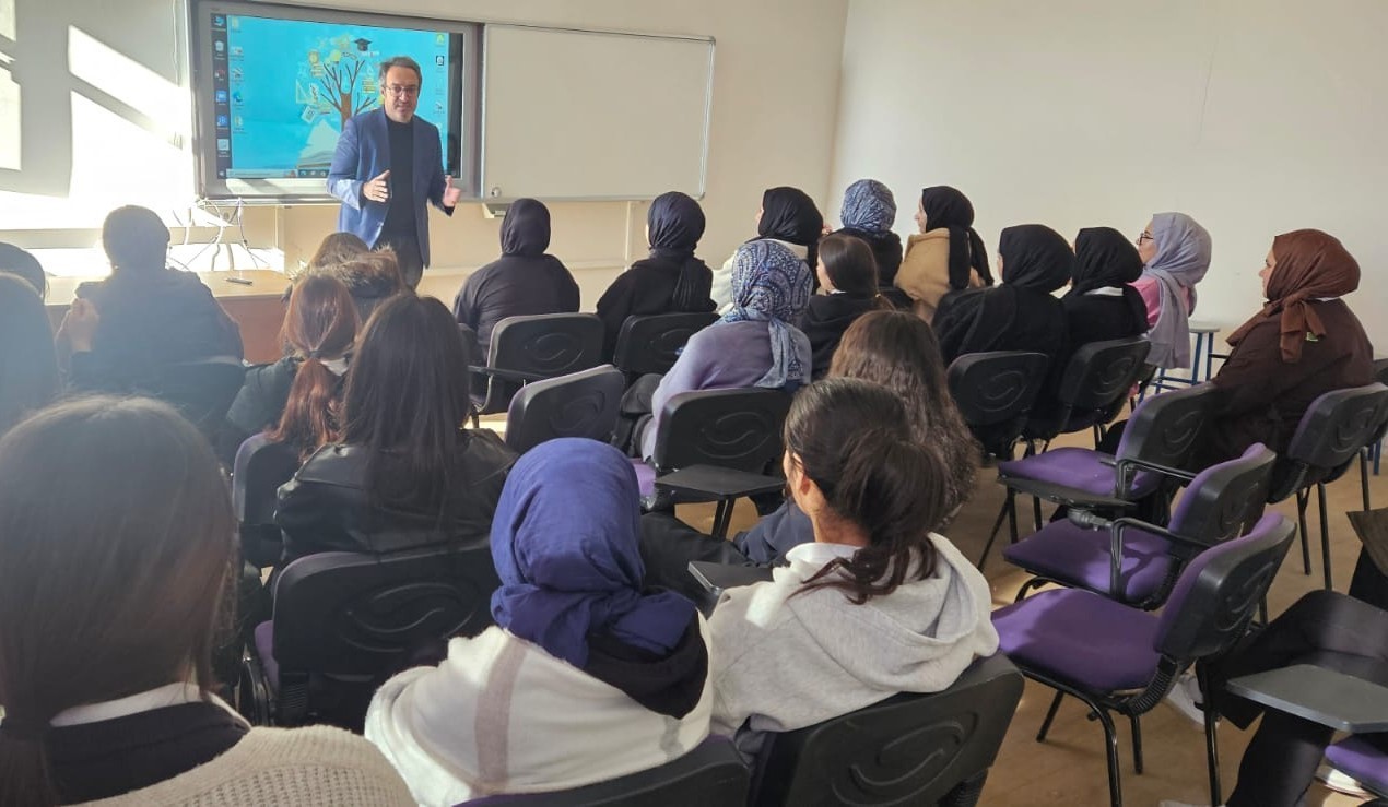 &Ouml;ğrenciler bilin&ccedil;li enerji t&uuml;ketimi hakkında bilgilendirildi
