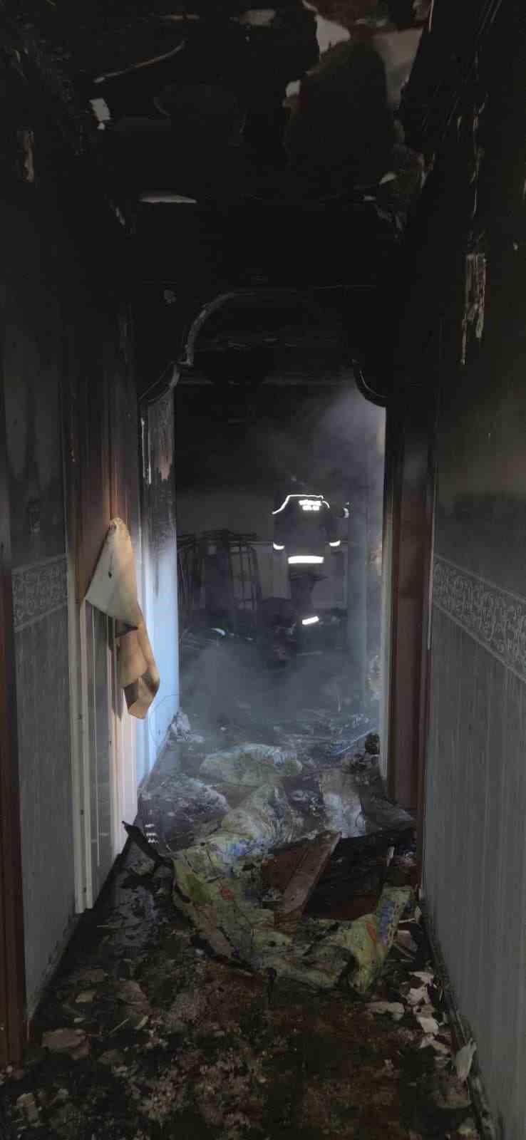 Batman&rsquo;da apartmanda yangın: 20&rsquo;den fazla kişi itfaiye merdiveniyle kurtarıldı
