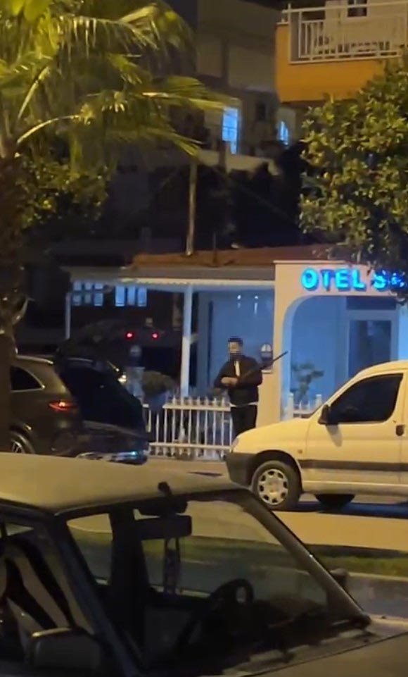 Park halindeki ara&ccedil;lara &ccedil;arptı, pompalı t&uuml;fek ile işyeri sahibini yaraladı
