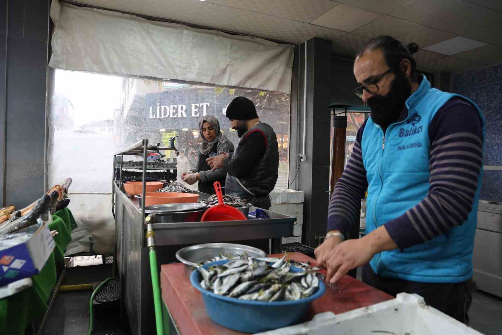 Havaların soğumasıyla birlikte vatandaşların balığa olan rağbeti arttı
