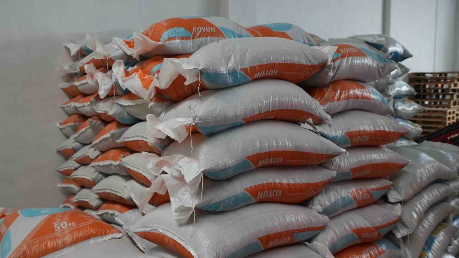 Sındırgılı depremzede &ccedil;ift&ccedil;ilere hayvan yemi desteği
