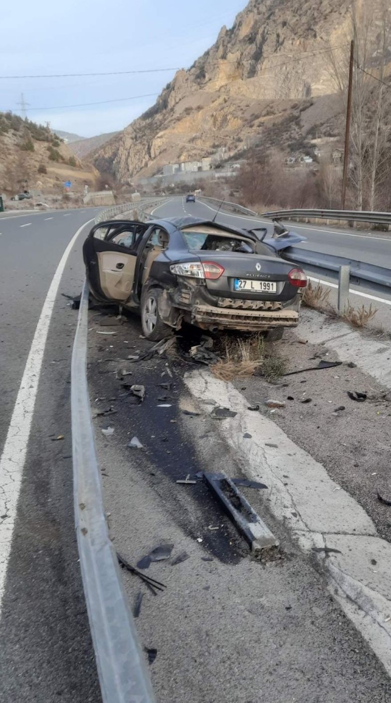 G&uuml;m&uuml;şhane&rsquo;de trafik kazası: 1&rsquo;i ağır 4 yaralı

