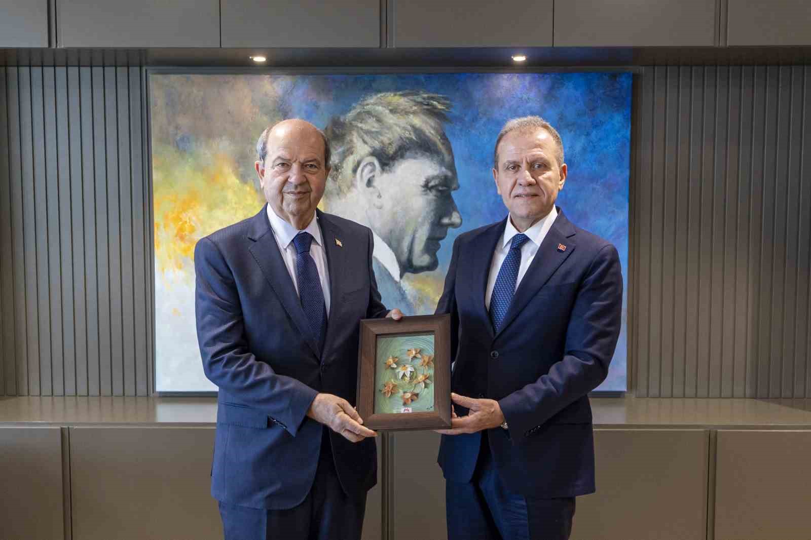 Se&ccedil;er: "Kıbrıs davasını siyaset &uuml;st&uuml; g&ouml;r&uuml;yoruz"
