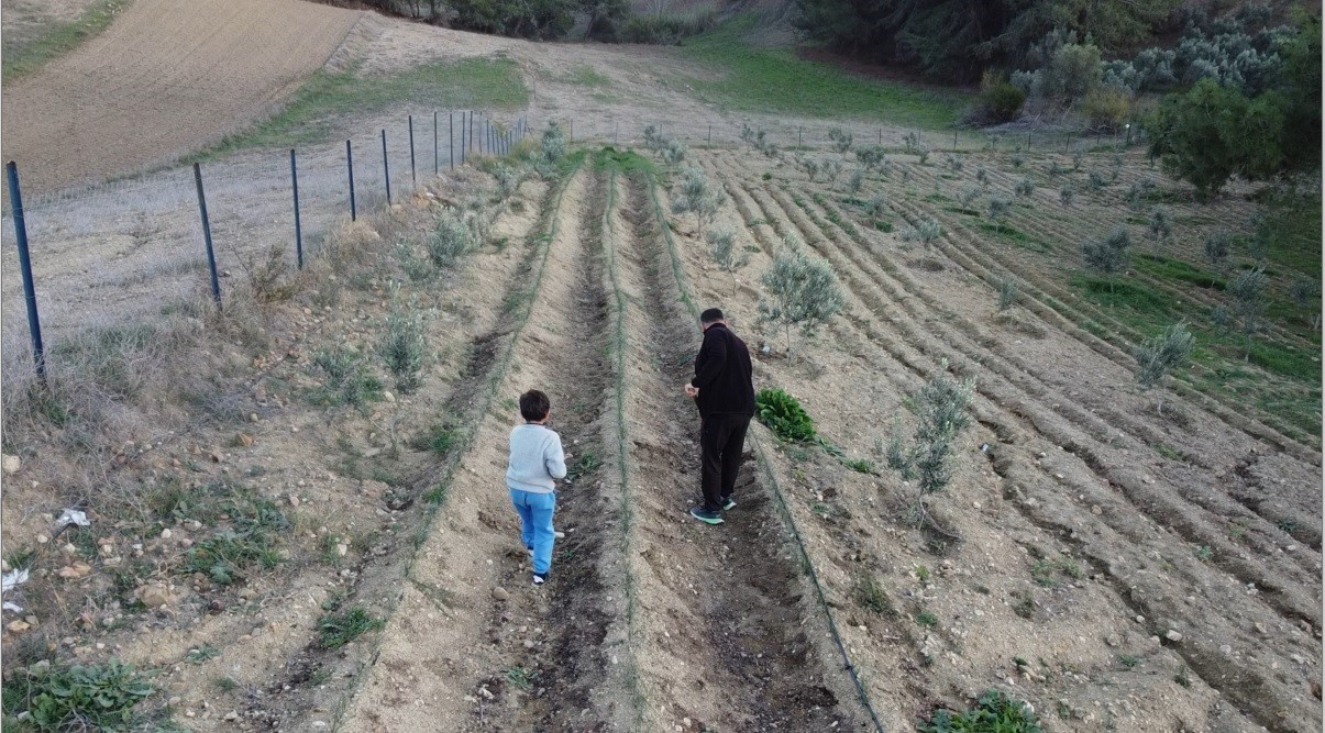 Osmaniye’de depremi yaşadı, toprağa tutundu