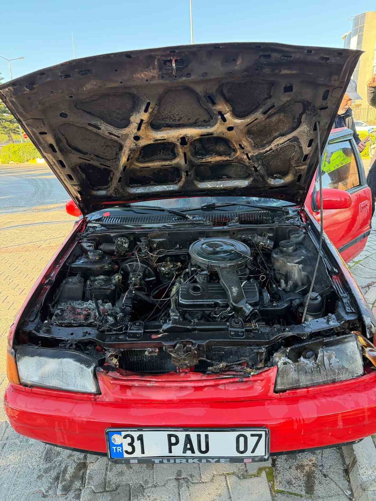 Alanya&rsquo;da seyir halindeki otomobil alev aldı
