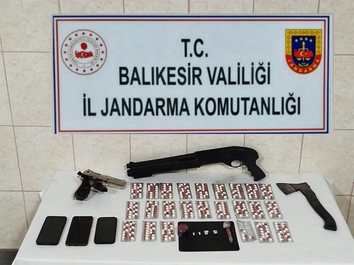 Balıkesir&rsquo;de 8 il&ccedil;ede uyuşturucu operasyonu; 31 şahıs yakalandı
