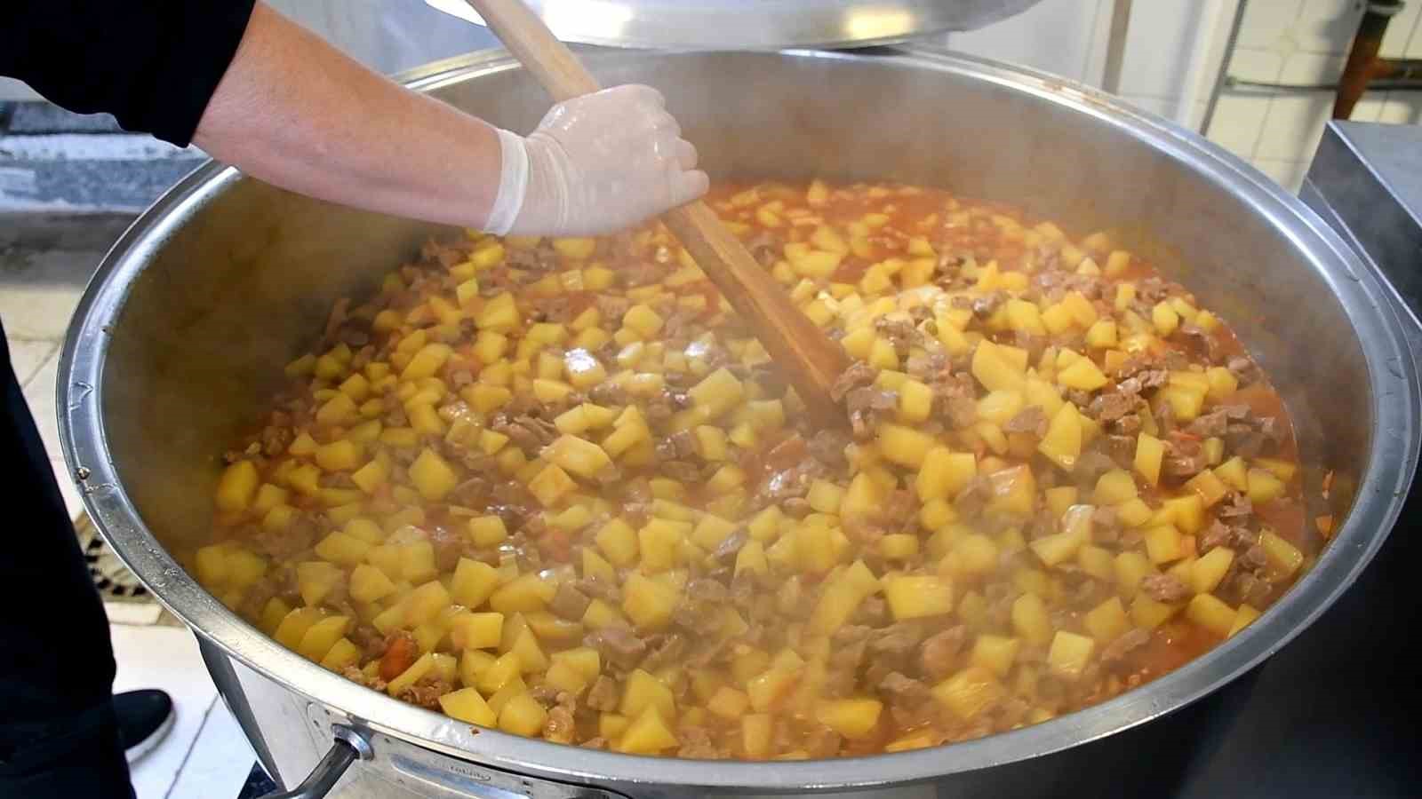 İznik Belediyesi&rsquo;nden 365 g&uuml;n sıcak yemek desteği
