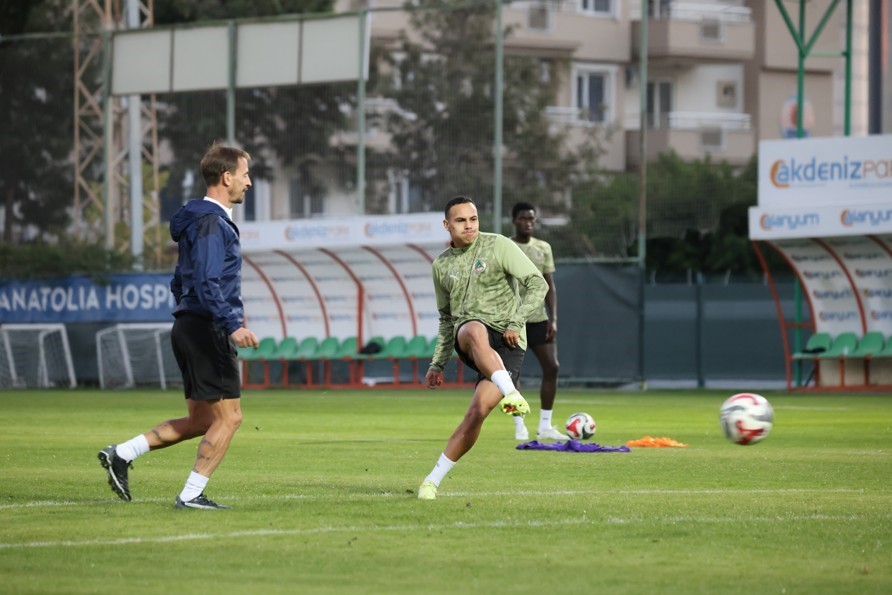 Alanyaspor, Fatih Karag&uuml;mr&uuml;k ma&ccedil;ı hazırlıklarına başladı

