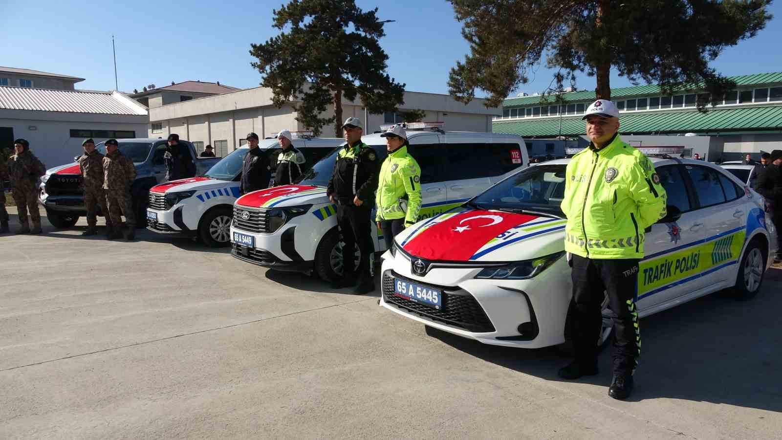 Van’da emniyet bünyesine alınan yeni araçlar törenle teslim edildi