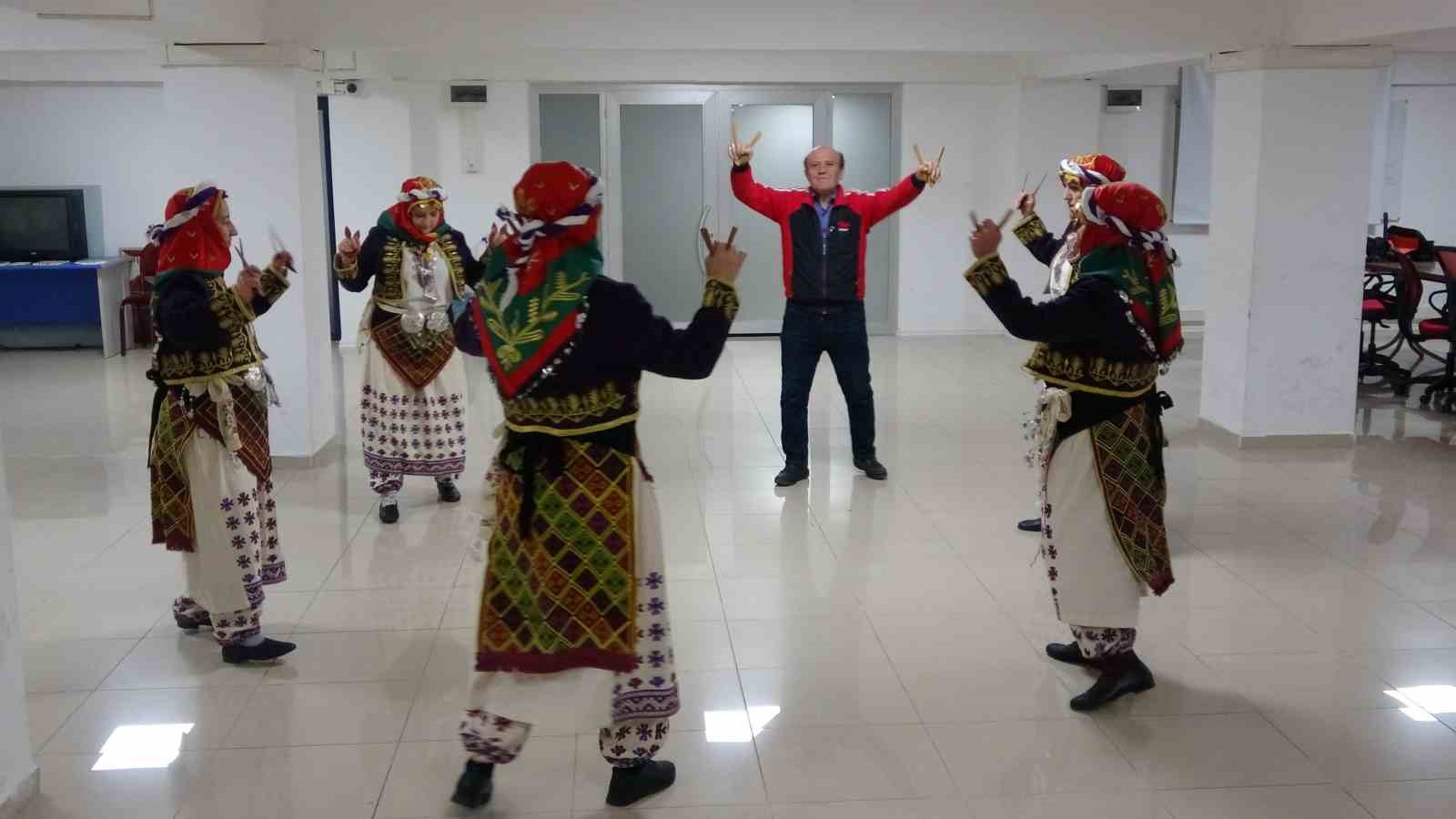 Bilecik’te 45 yıldır halk oyunu öğretiyor