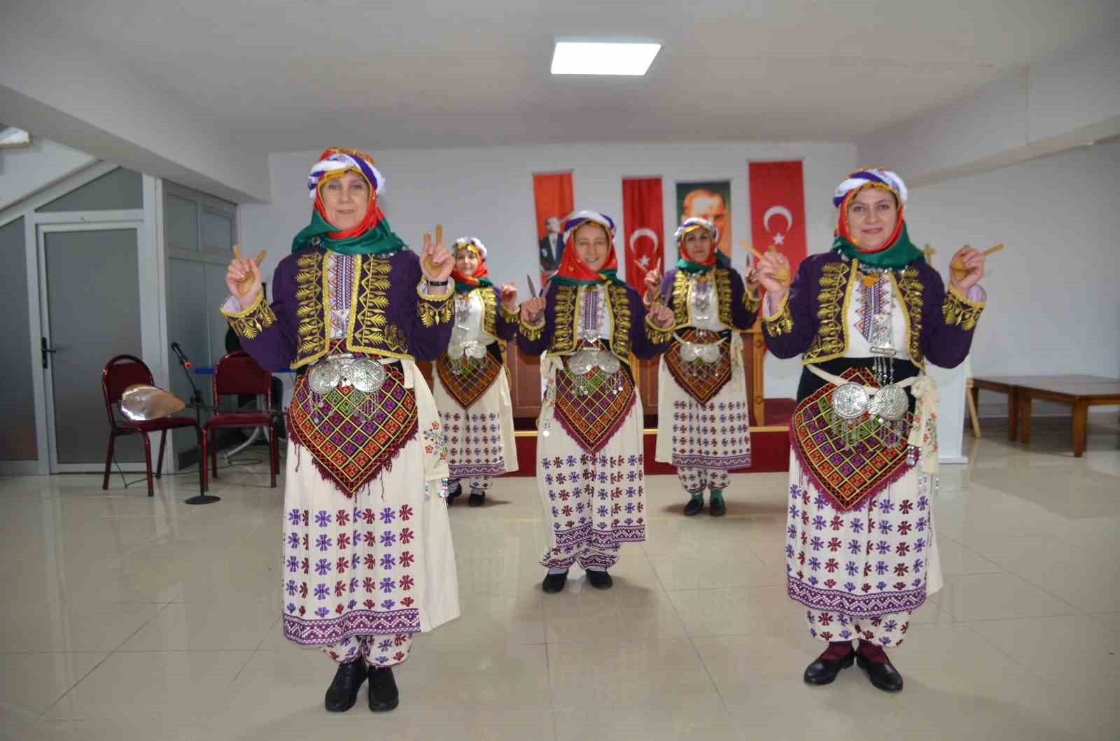 Bilecik’te 45 yıldır halk oyunu öğretiyor