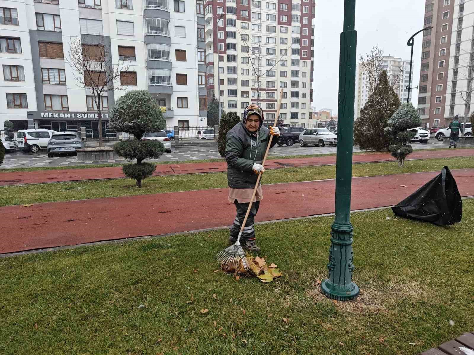 Kadınlar temizlik aşklarını parklara da yansıtıyor

