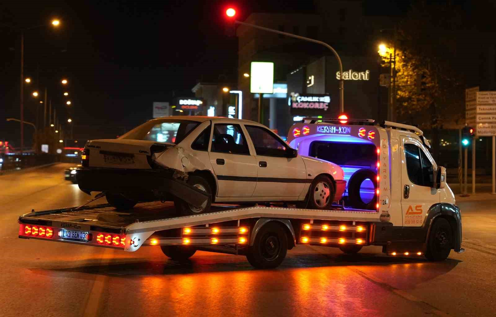 Kontrolden çıkan otomobil, kırmızı ışıkta bekleyen 2 araca çarparak durabildi