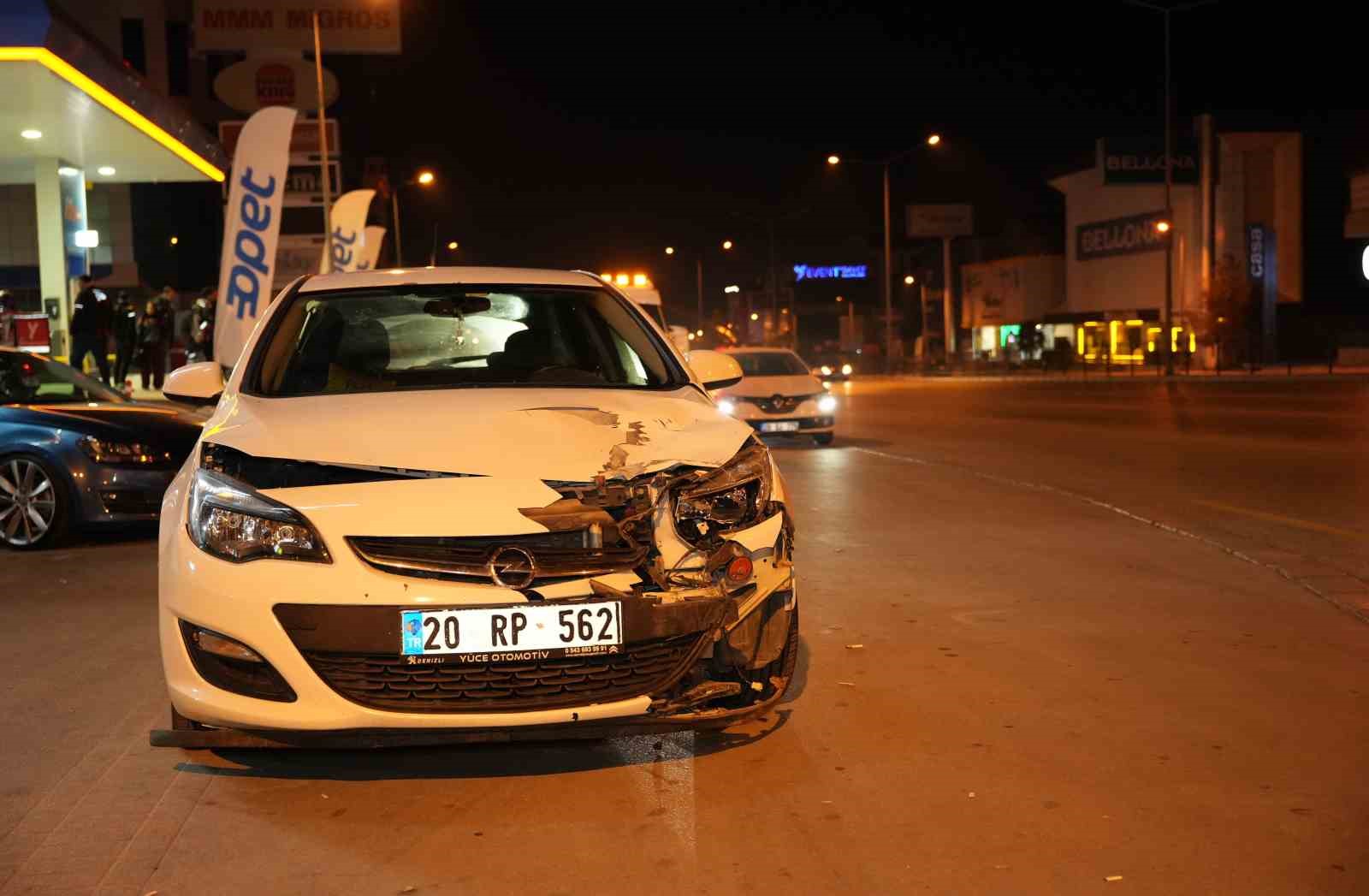 Kontrolden &ccedil;ıkan otomobil, kırmızı ışıkta bekleyen 2 araca &ccedil;arparak durabildi
