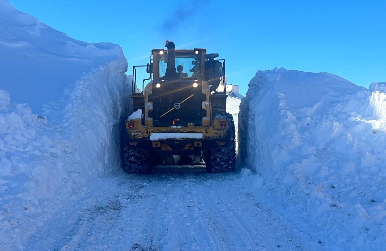 Yüksekova’da 3 metrelik karla zorlu mücadele