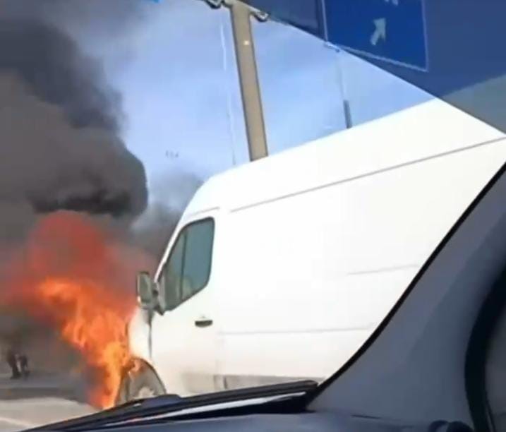 Alev alan servis minibüsü küle döndü