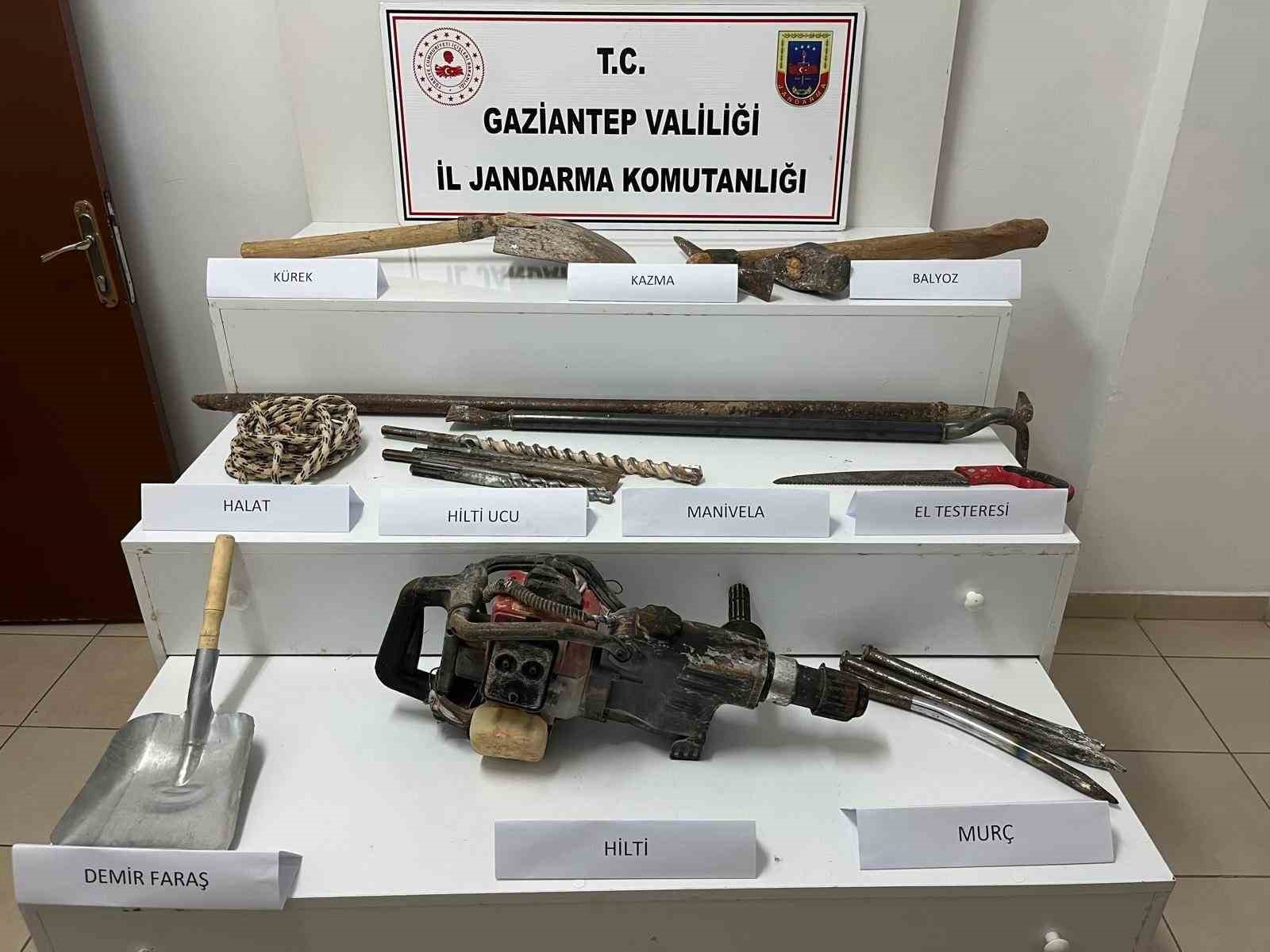 Gaziantep’te kaçak kazı yapan 4 şahsı jandarma suçüstü yakaladı