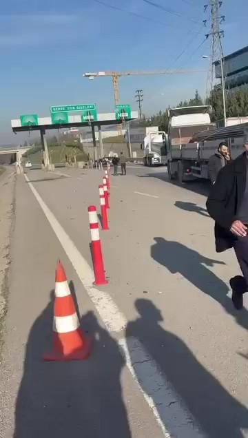 Gişelere çarpan otomobil kullanılamaz hale geldi, 2 kişi ağır yaralandı
