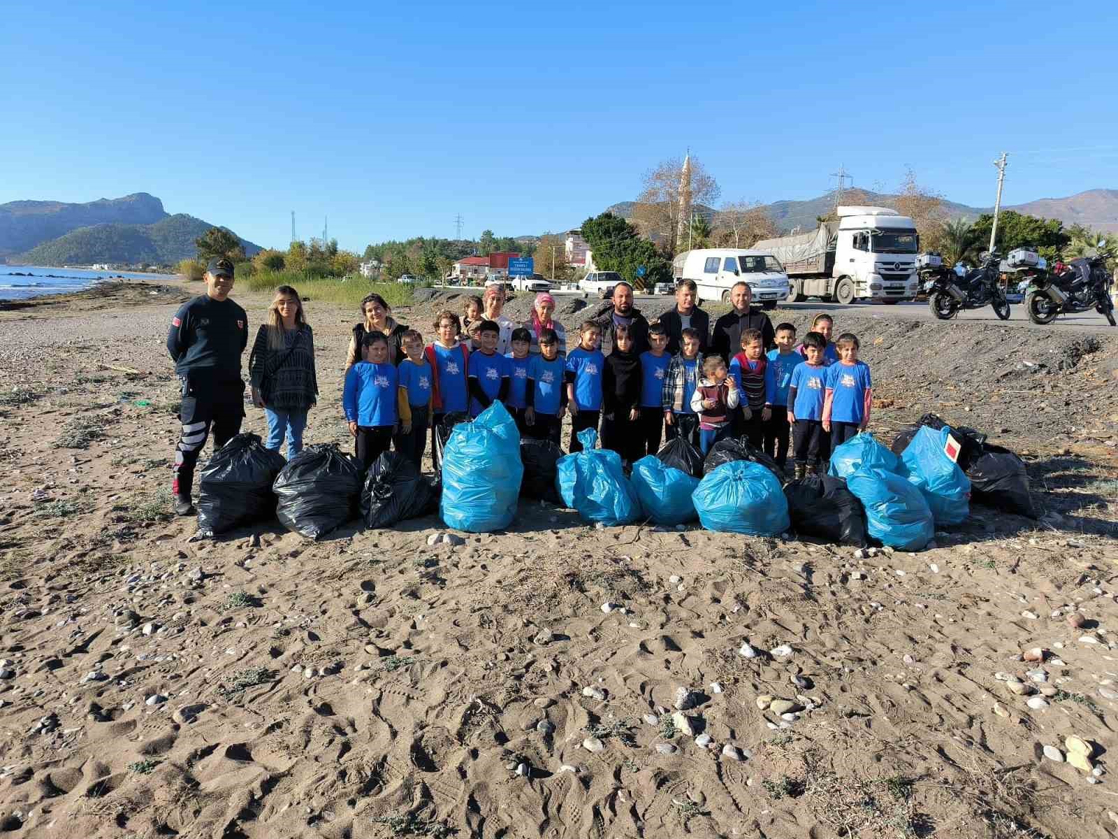 Öğrenciler sahilde temizlik yaptı