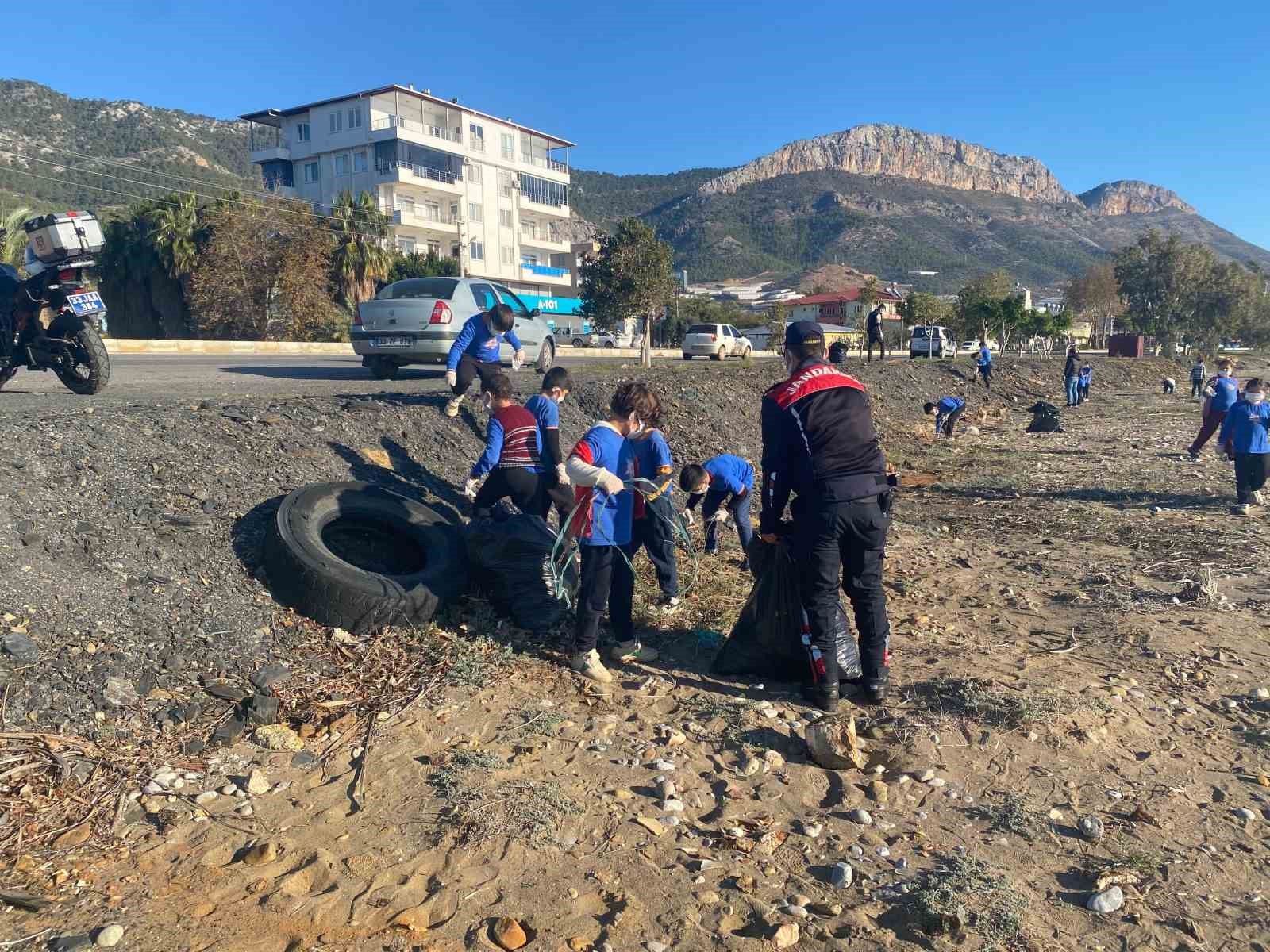 &Ouml;ğrenciler sahilde temizlik yaptı
