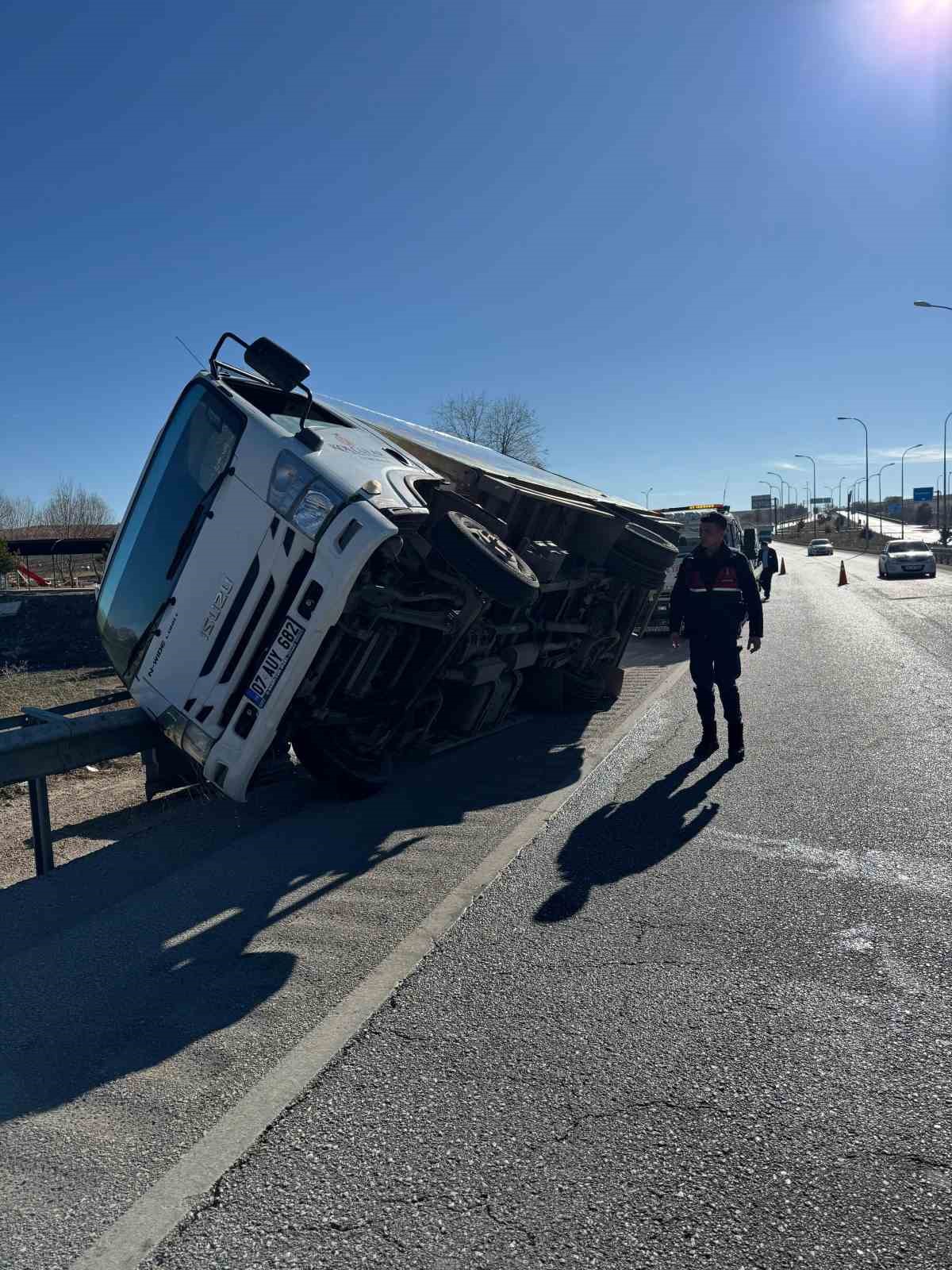 Yan yatan kamyonette 2 kişi yaralandı
