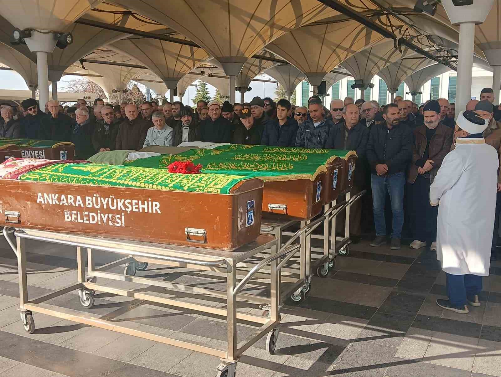 Siirt&rsquo;te bı&ccedil;aklanmış halde &ouml;l&uuml; bulunan kadın Ankara&rsquo;da son yolculuğuna uğurlandı
