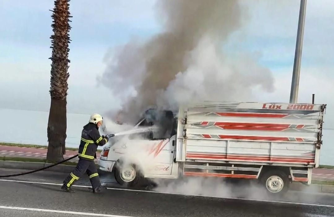 Ordu’da seyir halindeki kamyonet yandı