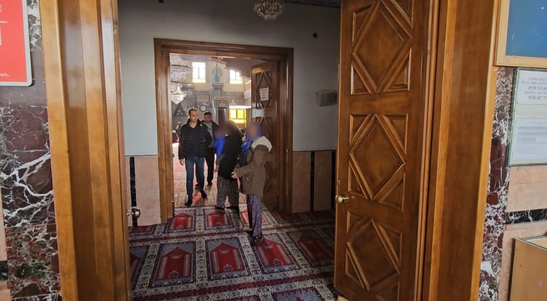 Zabıtayı gören dilenciler camiye kaçıp cemaatin arasına karıştı