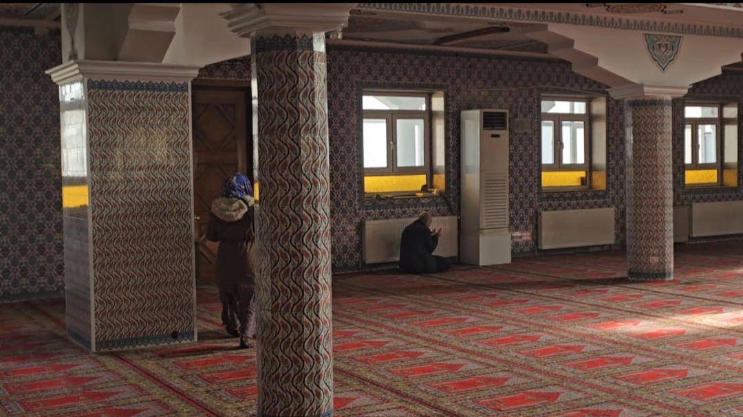 Zabıtayı gören dilenciler camiye kaçıp cemaatin arasına karıştı
