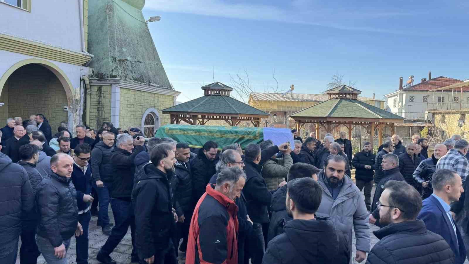 Alaplı İl&ccedil;e Milli Eğitim M&uuml;d&uuml;r&uuml; annesinin cenaze namazını kıldırdı
