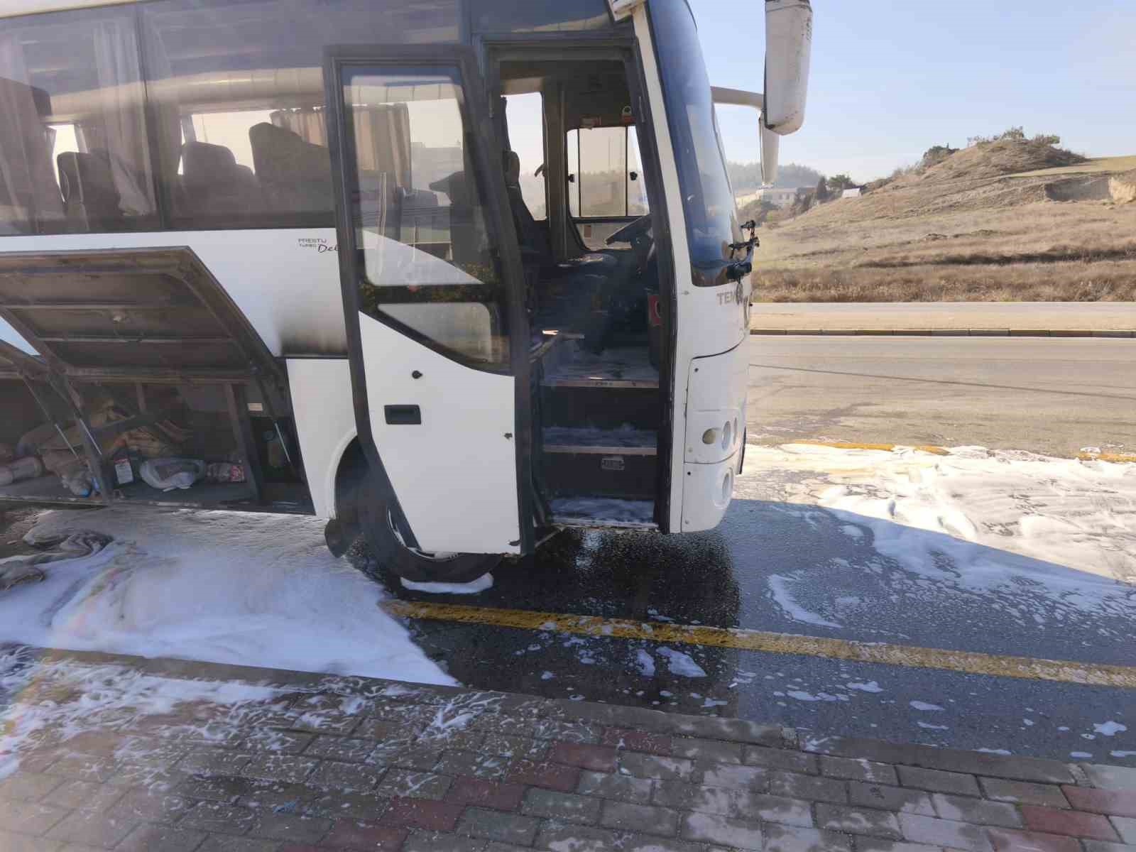 Seyir halindeki işçi servisi alev aldı