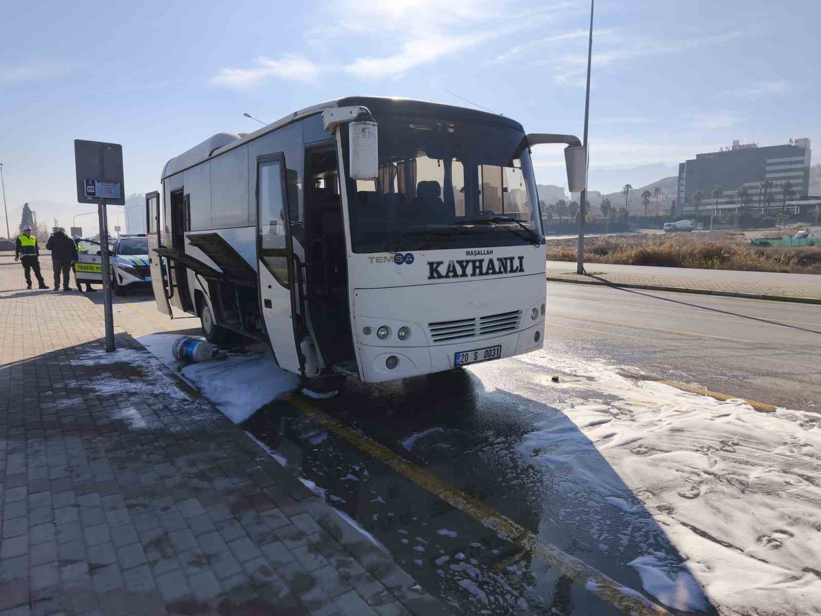 Seyir halindeki iş&ccedil;i servisi alev aldı
