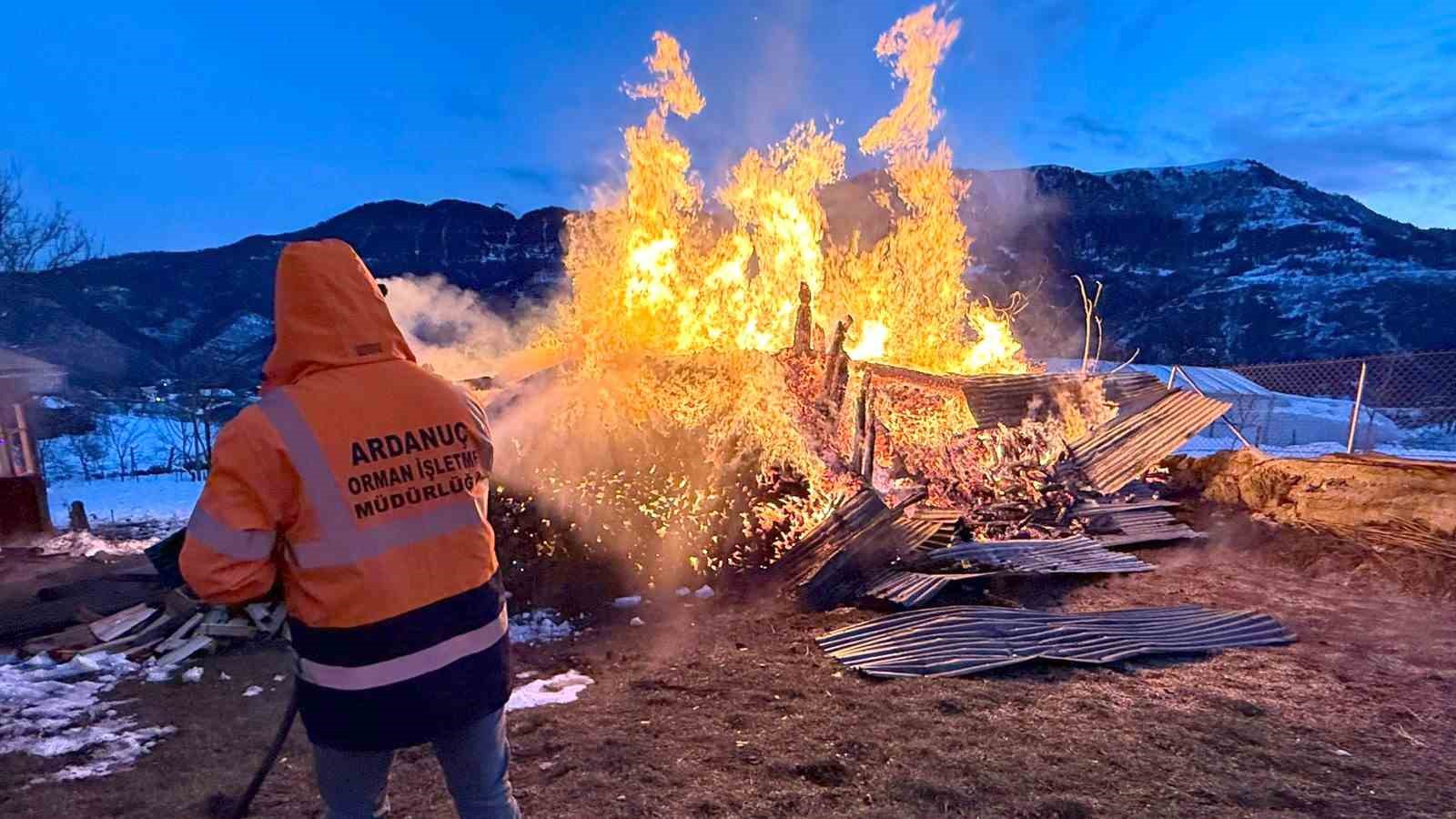 Ardanu&ccedil;&rsquo;ta ahır yangını
