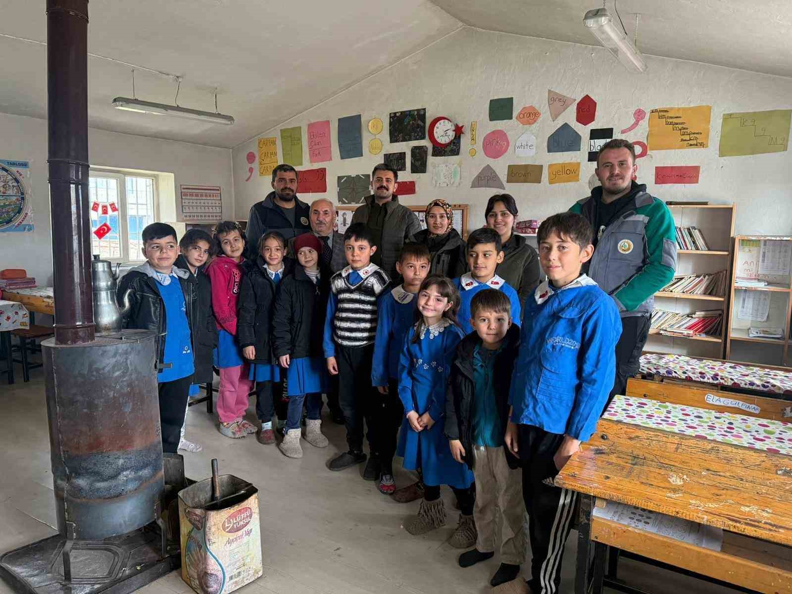 Altıntaş’ta öğrenciler fidanları toprakla buluşturdu