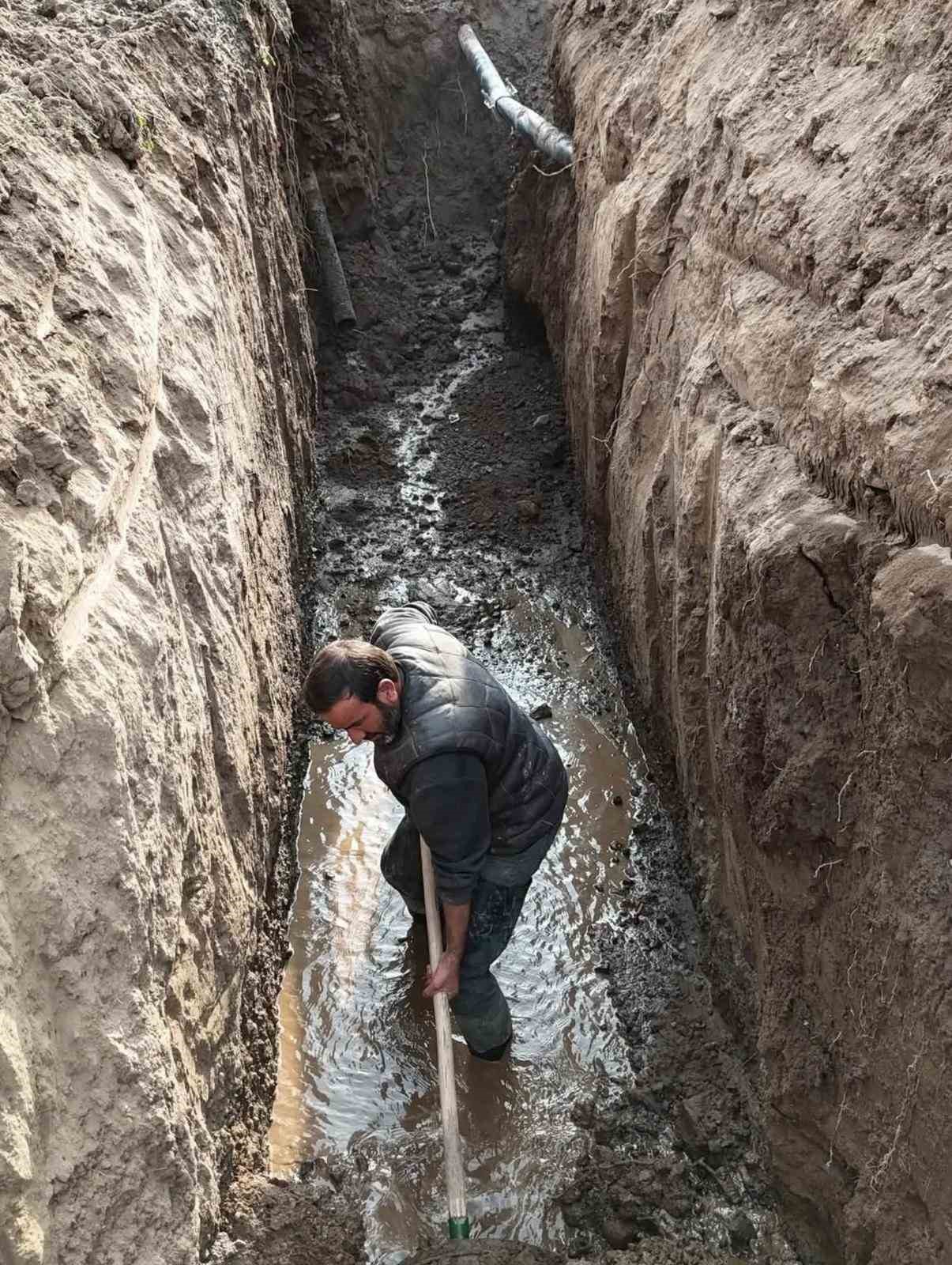 Patnos Belediyesi saha &ccedil;alışmalarını s&uuml;rd&uuml;r&uuml;yor
