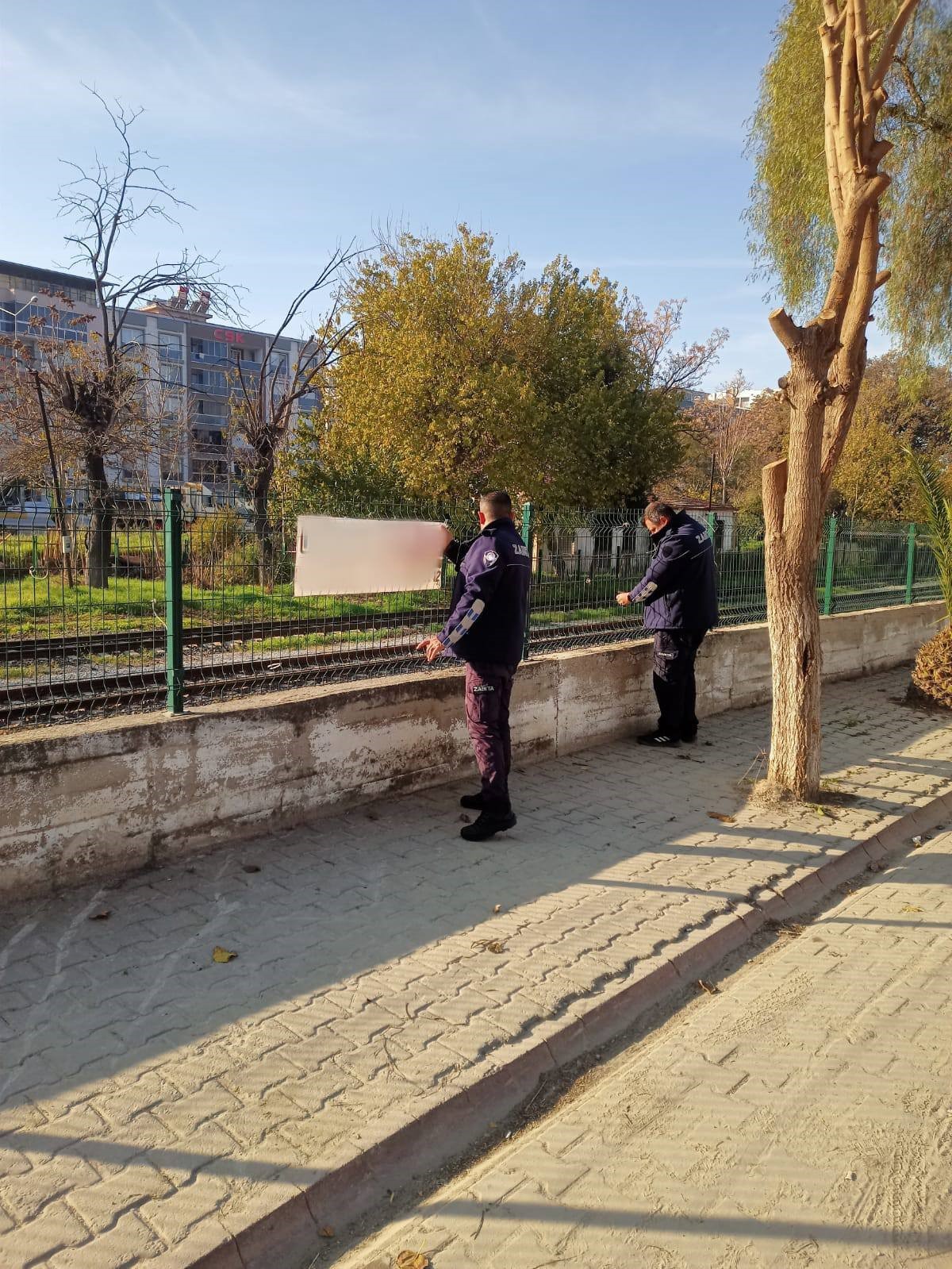 Germencik’te izinsiz afişlere zabıta müdahalesi