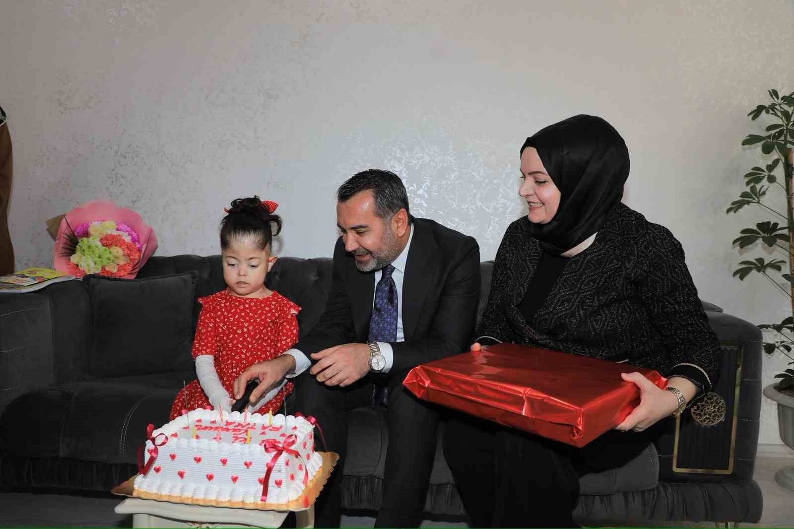 Başkan Şerifoğulları, kelebek hastası Fatma&rsquo;nın &ccedil;ağrısını karşılıksız bırakmadı
