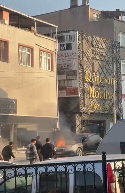 Yeni aldığı otomobilinden alevler yükseldi, yangını söndürdü
