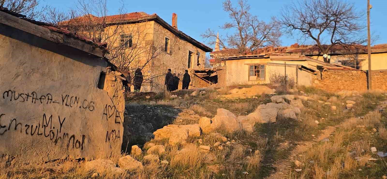 Bağlı k&ouml;pek &ccedil;ocuklara saldırdı: 14 yaşındaki &ccedil;ocuk ağır yaralandı
