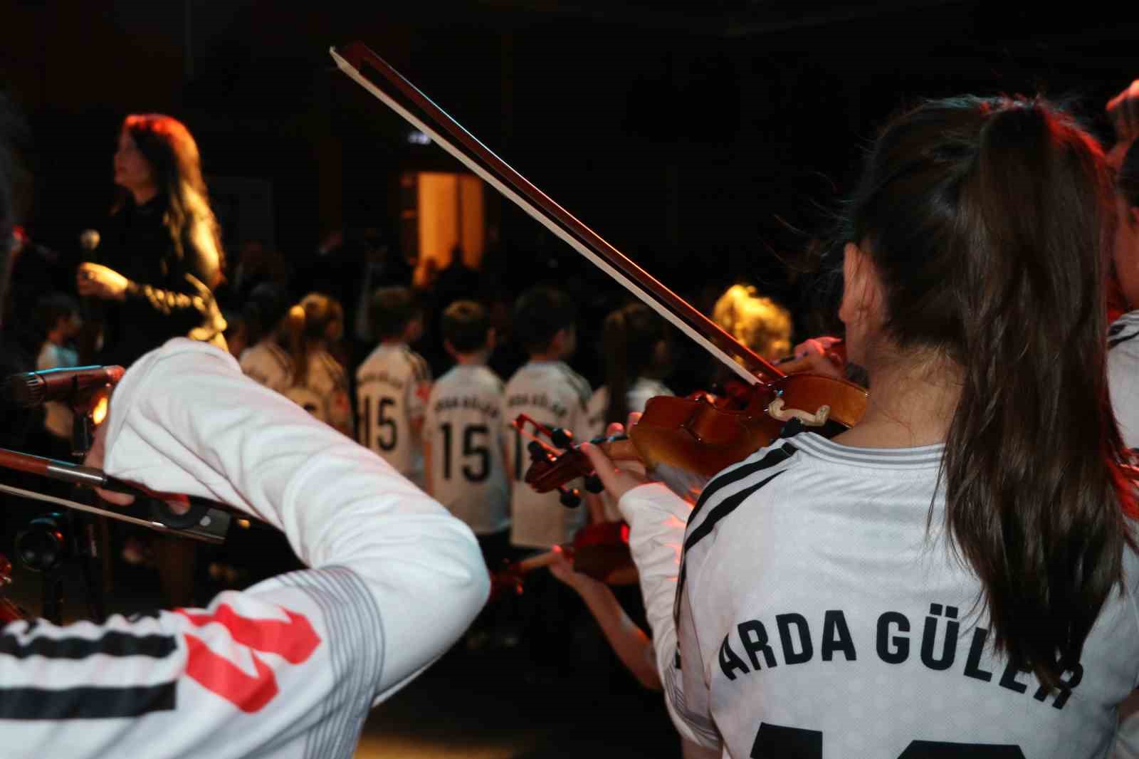 Sahne minik Arda Güler’lerle doldu: Güler ailesi göz yaşlarını tutamadı