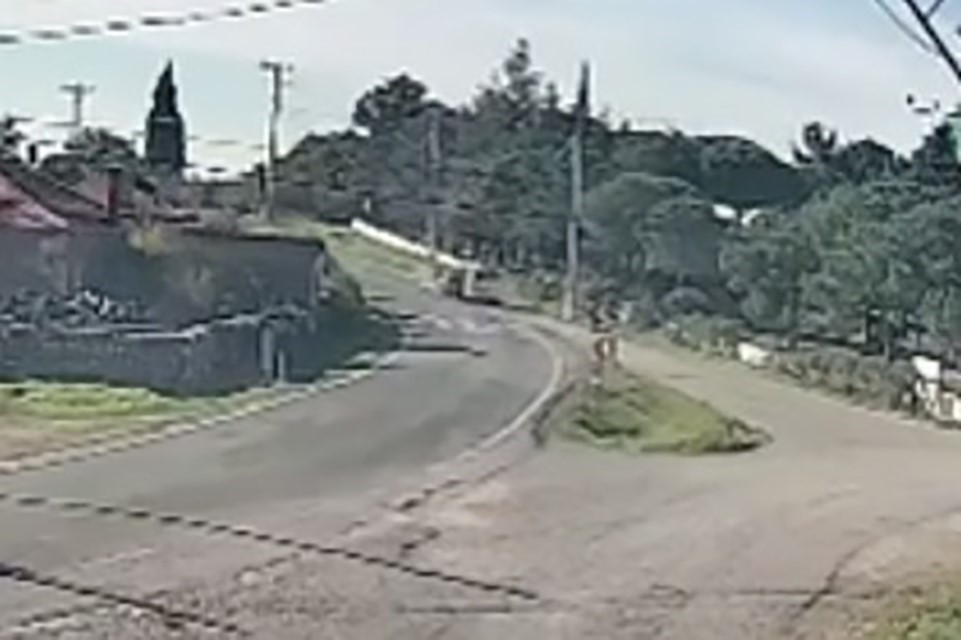 Çanakkale’de iki araç çarpıştı: Kaza anı kamerada