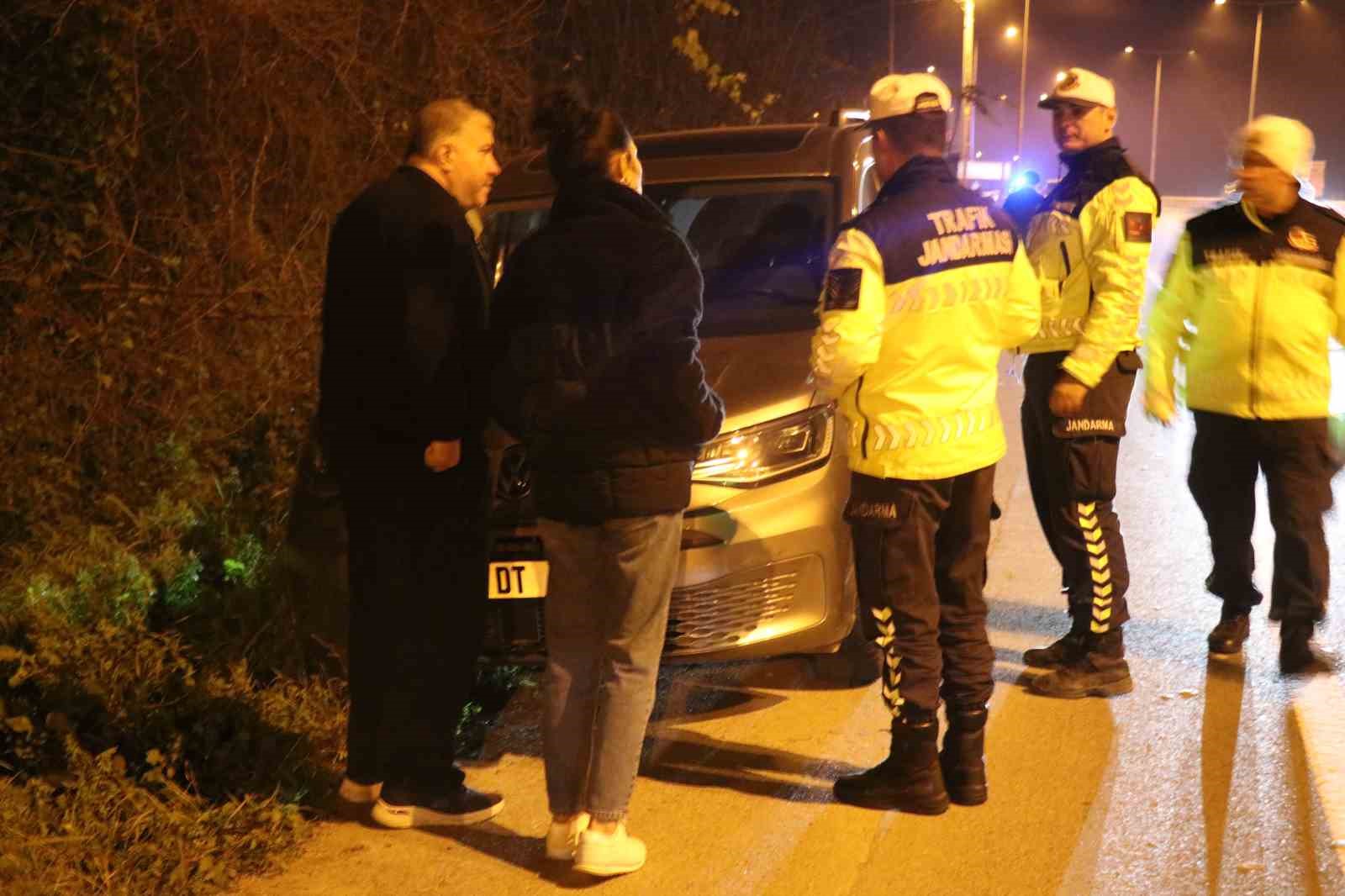 Hafif ticari ara&ccedil;la &ccedil;arpışan otomobil tarlaya devrildi: 5 yaralı
